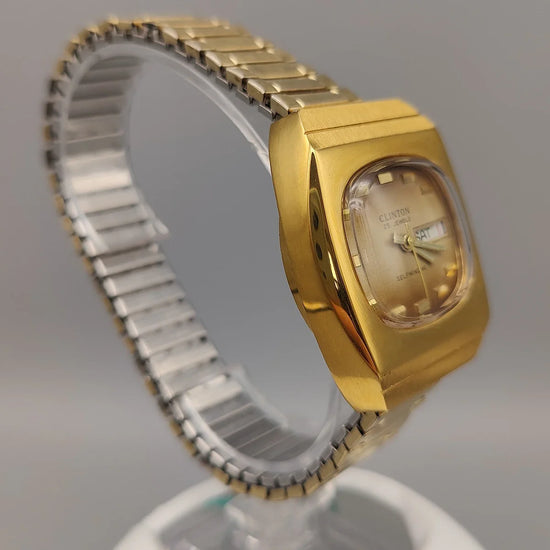 Photo de profil d'une montre vintage femme Clinton 25 Jewels 1961, mouvement manuel, cadran champagne.