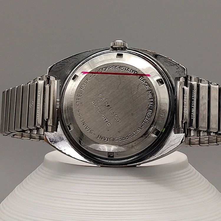 Vue de fond d'une montre automatique vintage Clinton World Timer 1972, cadran noir.