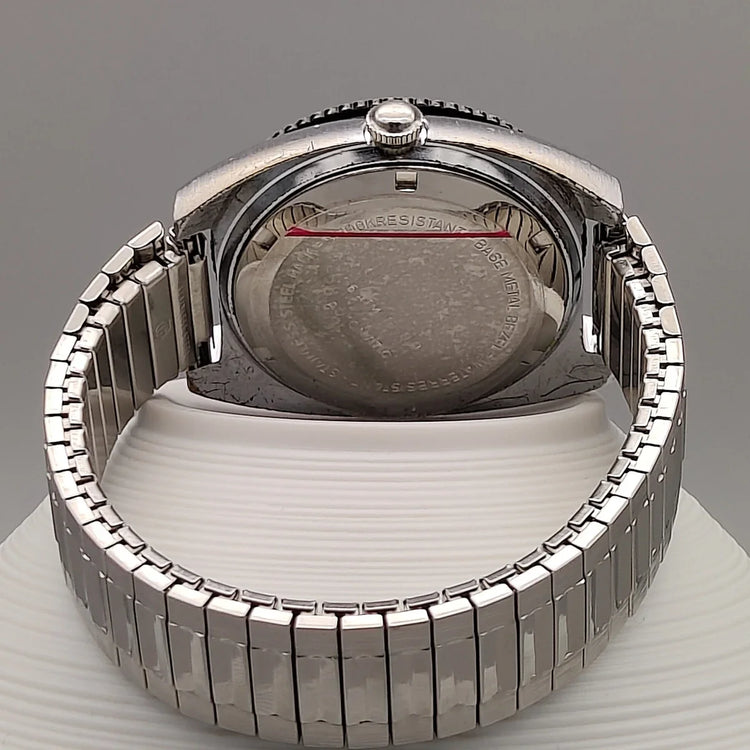 Montre vintage Clinton World Timer automatique de 1972, cadran noir, vue sur fond neutre pour collectionneurs.