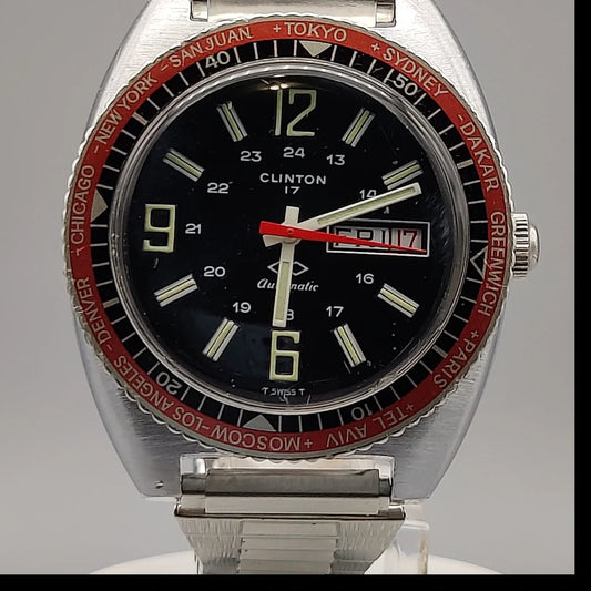 Lunette détaillée de la montre automatique Clinton World Timer 1972, une pièce vintage iconique.