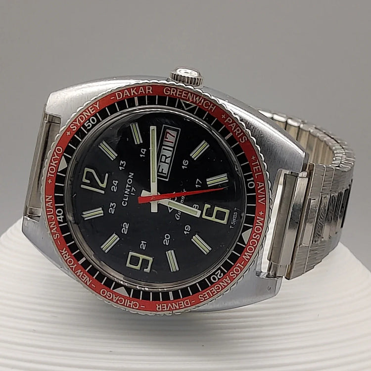 Boîtier de la montre vintage Clinton World Timer automatique de 1972. Détail du cadran noir et des complications World Timer.