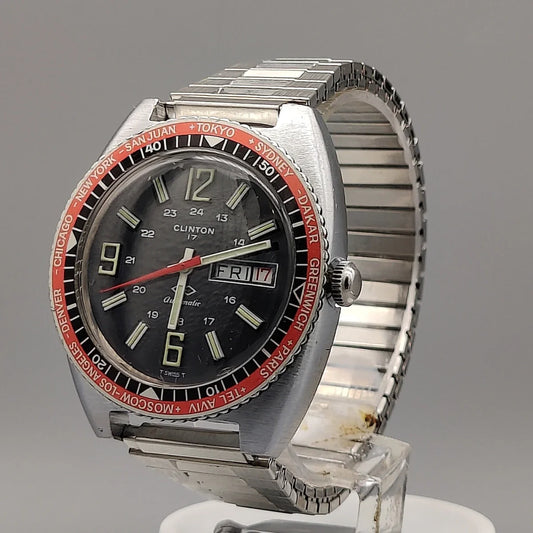 Couronne de la montre automatique vintage Clinton World Timer 1972. Détail authentique.