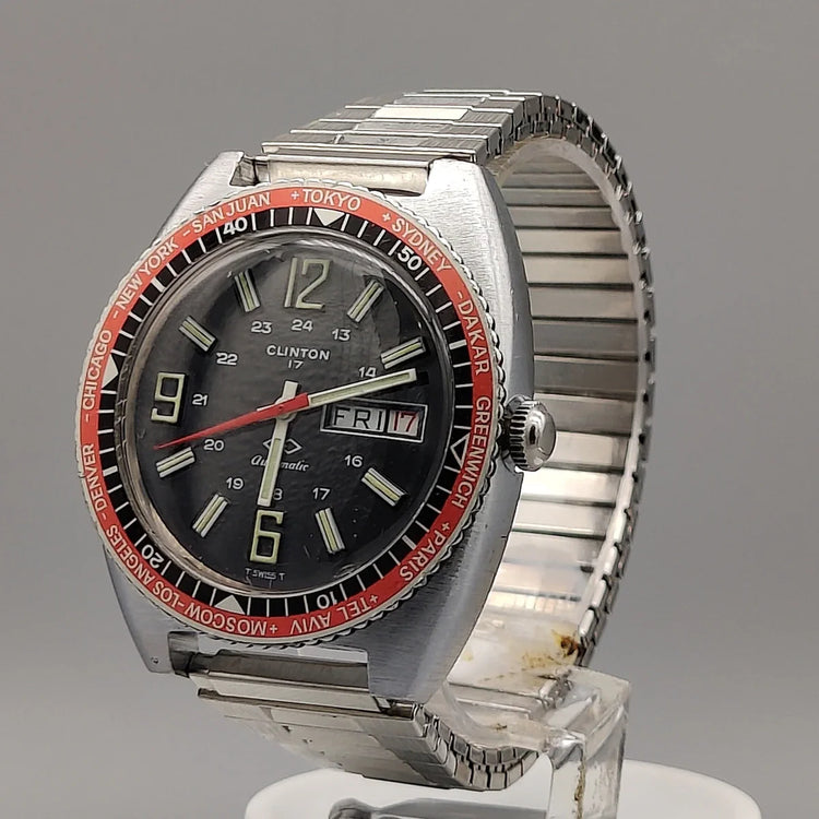 Couronne de la montre automatique vintage Clinton World Timer 1972. Détail authentique.