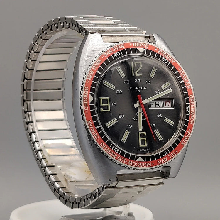 Cadran détaillé de la montre automatique vintage Clinton World Timer 1972, mouvement automatique, cadran noir.