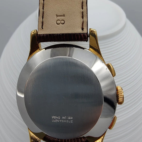 Vue de fond d'une montre Dreffa Chronographe Suisse vintage de 1950 au cadran champagne, mouvement manuel.