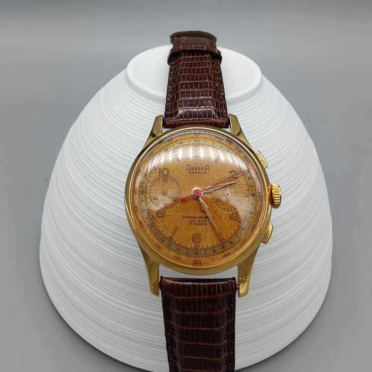 Montre vintage Dreffa Chronographe Suisse 1950, vue du boîtier et cadran champagne, mouvement manuel.