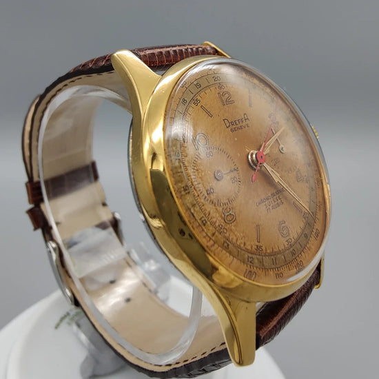 Vue de profil d'une montre Dreffa Chronographe Suisse vintage de 1950, mouvement manuel, cadran champagne. Authentique montre suisse.