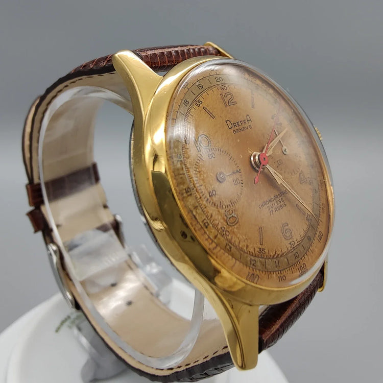 Vue de profil d'une montre Dreffa Chronographe Suisse vintage de 1950, mouvement manuel, cadran champagne. Authentique montre suisse.
