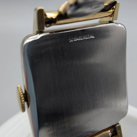 Montre vintage Elgin Durapower 1949, cadran champagne, mouvement manuel, présentée sur fond neutre.