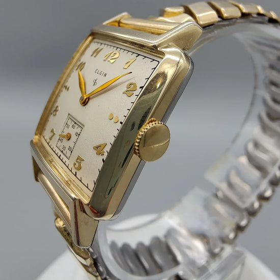 Détail de la couronne d'une montre vintage Elgin Durapower 1949, mouvement manuel, cadran champagne.