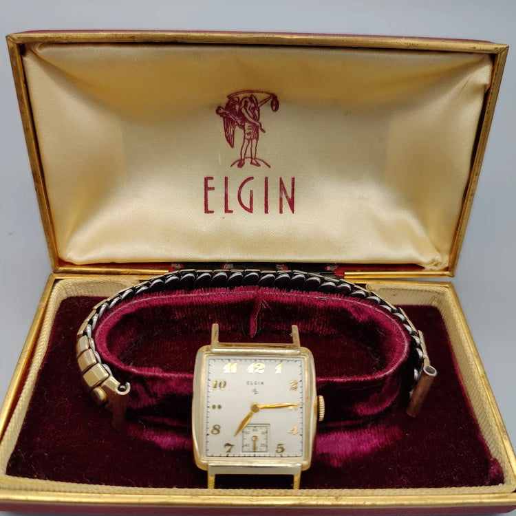 Boîtier élégant de la montre vintage Elgin Square Tank de 1940, mouvement manuel. Détail du design Art Déco.