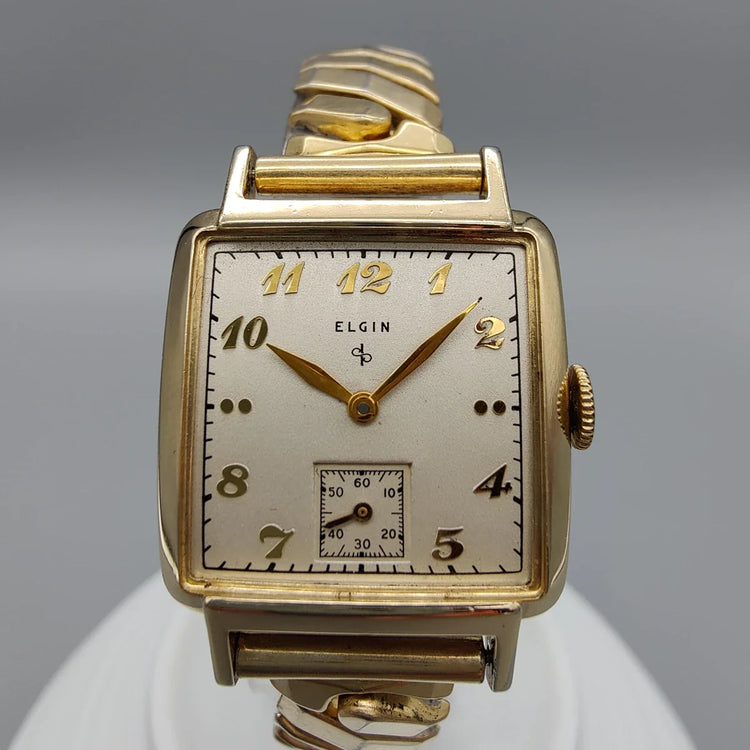 Cadran détaillé de la montre vintage Elgin Square Tank 1940 à mouvement manuel, couleur crème.