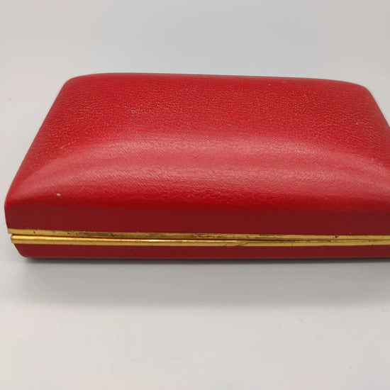 Vue de profil de la montre vintage Elgin Square Tank 1940, cadran crème, mouvement manuel. Élégance intemporelle.