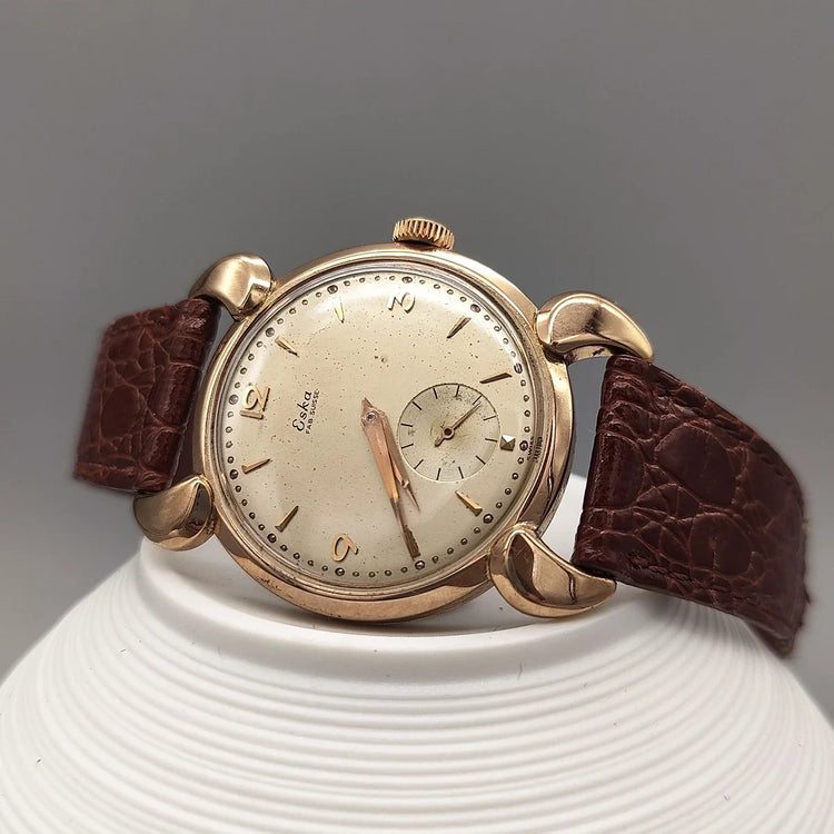 Boîtier de la montre vintage Eska Fab. Suisse de 1950, mouvement manuel, cadran crème. Une montre suisse classique.