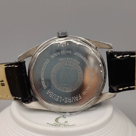 Montre vintage Favre-Leuba Seachief 1968, cadran bleu, mouvement manuel. Photo studio sur fond.