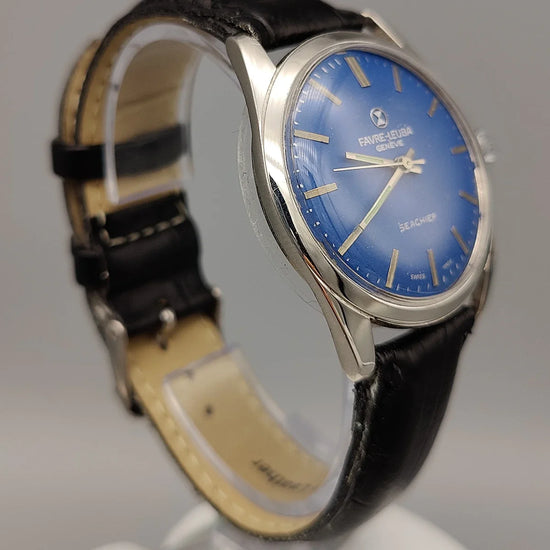 Couronne de montre Favre-Leuba Seachief vintage 1968. Détail du remontoir sur cette montre manuelle au cadran bleu.