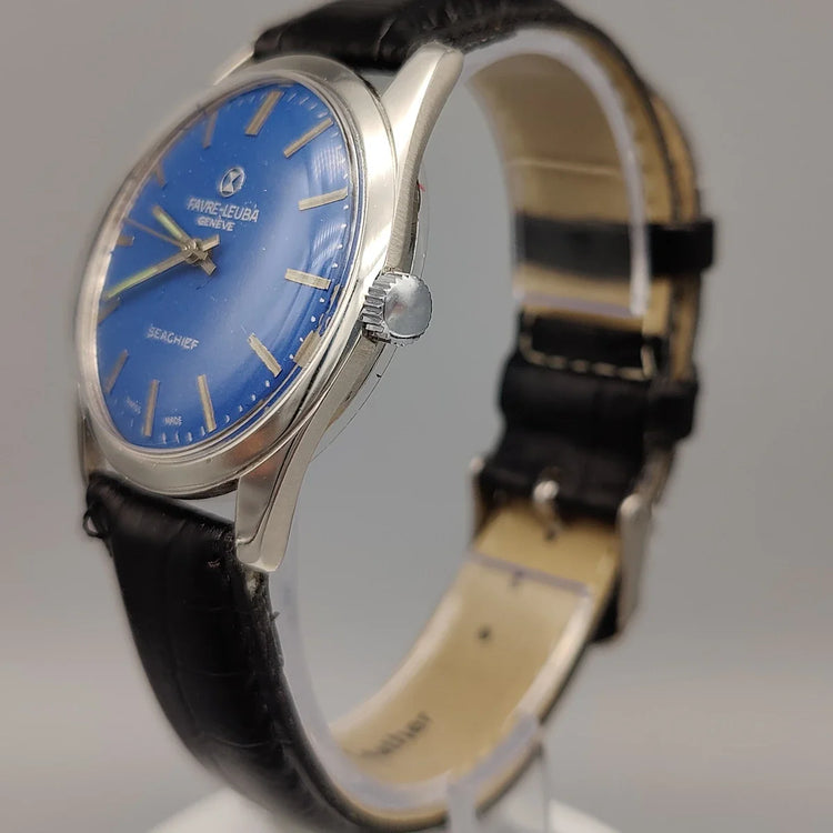 Favre-Leuba Seachief 1968, gros plan sur la couronne. Montre vintage à mouvement manuel, cadran bleu.