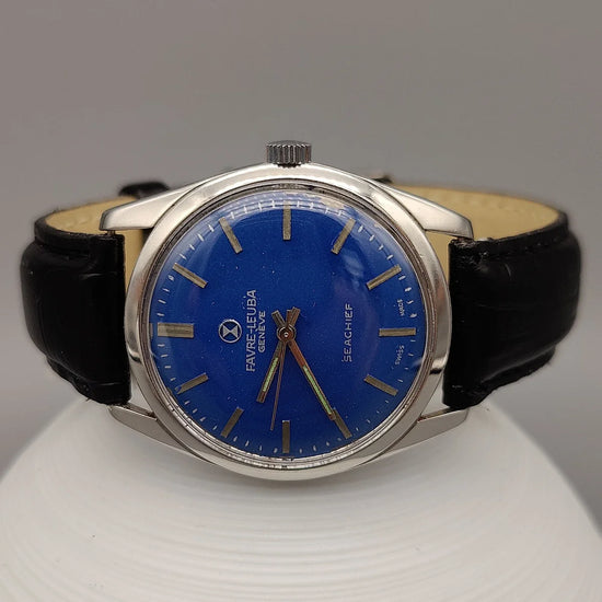Cadran bleu détaillé de la montre vintage Favre-Leuba Seachief, année 1968.