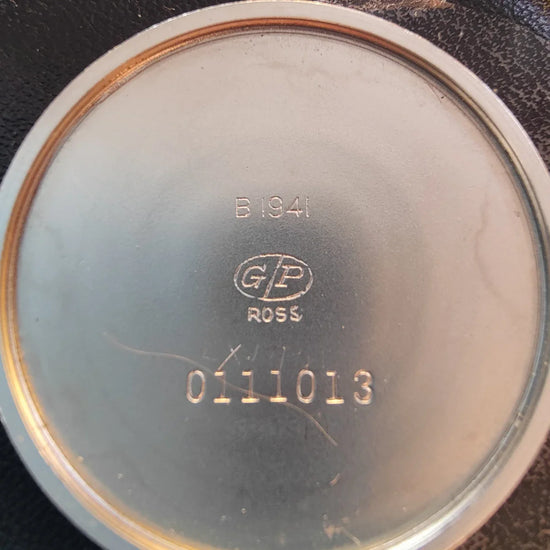 Montre vintage Girard-Perregaux Sea-Hawk 1960, cadran champagne, mouvement manuel, photo sur fond.