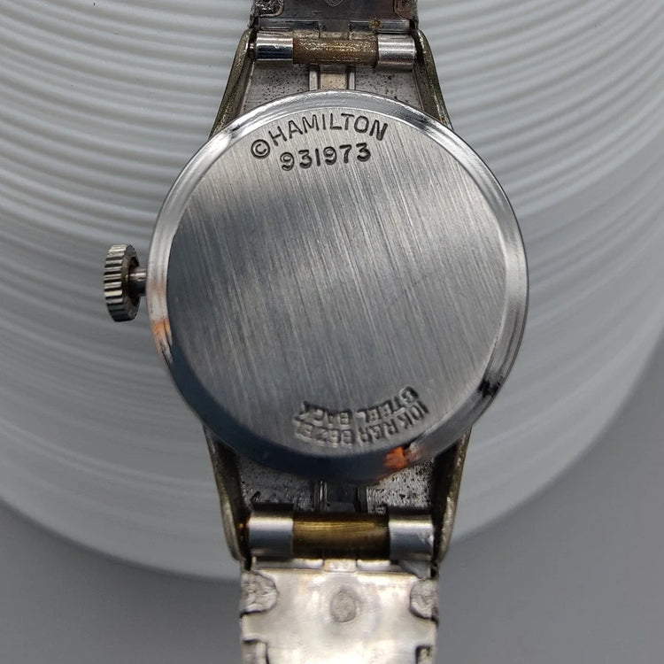 Montre vintage Hamilton Electric 1960, cadran crème, mouvement électrique. Vue sur fond élégant.