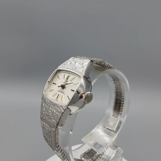 Couronne d'une montre vintage Hamilton Electric 1960 au cadran crème, mouvement électrique.