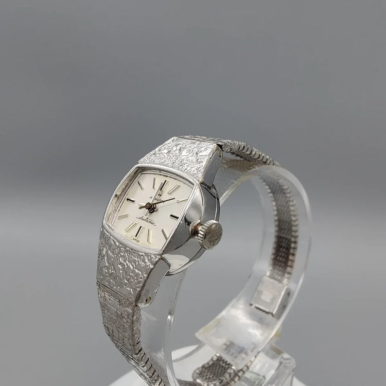 Couronne d'une montre vintage Hamilton Electric 1960 au cadran crème, mouvement électrique.