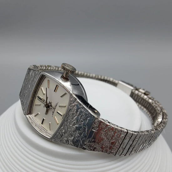 Couronne de la montre vintage Hamilton Electric 1960. Détail du remontoir et de l'élégance intemporelle.