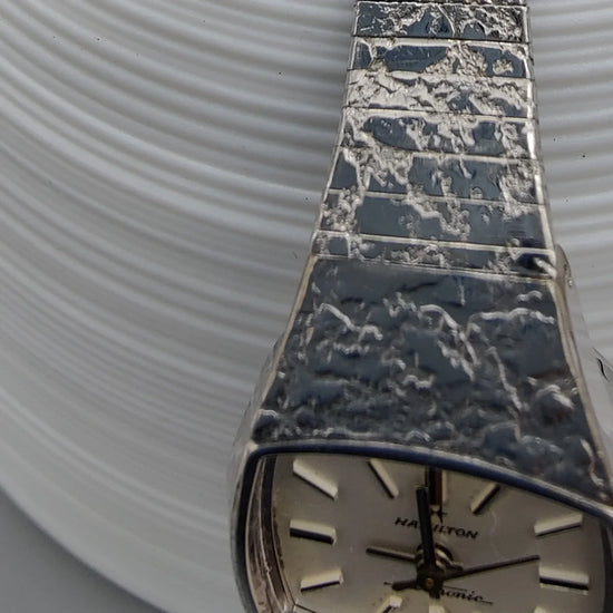 Détail de la montre vintage Hamilton Electric 1960, mouvement électrique, cadran crème.