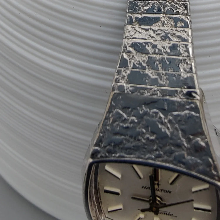 Détail de la montre vintage Hamilton Electric 1960, mouvement électrique, cadran crème.