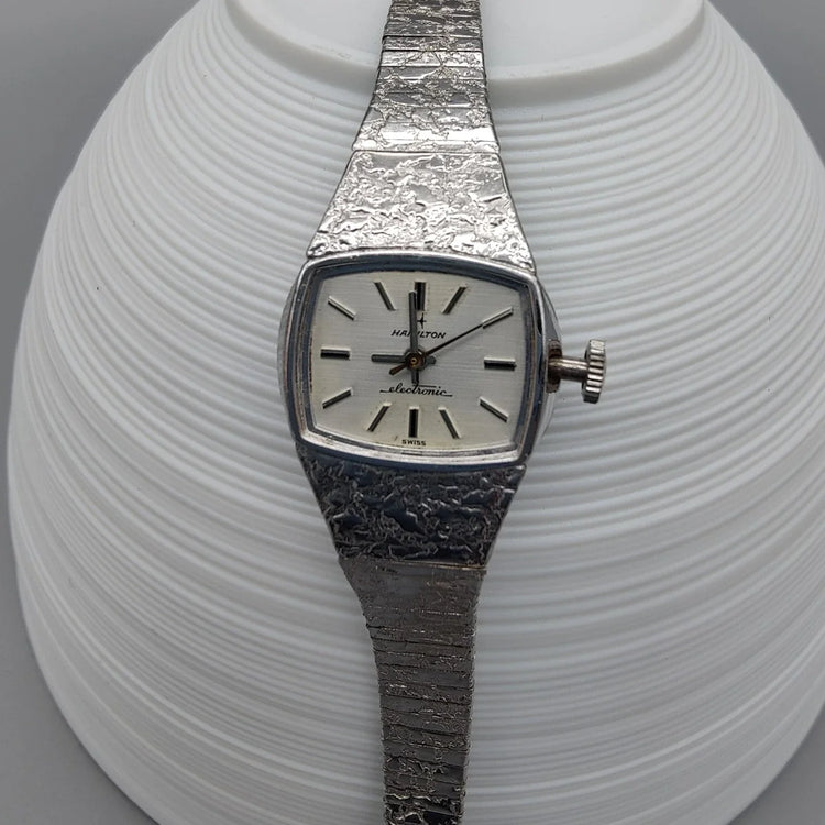 Cadran crème détaillé de la montre vintage Hamilton Electric 1960. Mouvement électrique, style iconique.