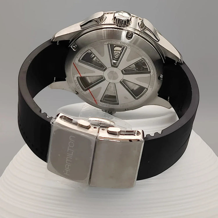 Montre automatique Hamilton Khaki Aviation X-Patrol 2015, cadran noir, vue de fond élégante.