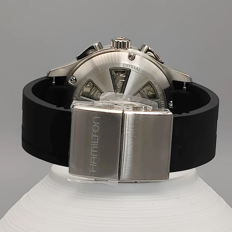 Montre automatique Hamilton Khaki Aviation X-Patrol 2015, cadran noir, vue de fond détaillée.