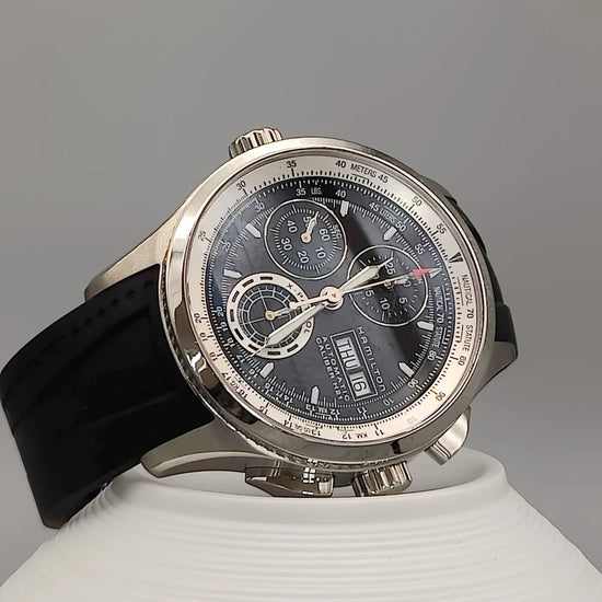 Détail de la couronne d'une montre automatique Hamilton Khaki Aviation X-Patrol de 2015. Idéale pour les amateurs de montres vintage.