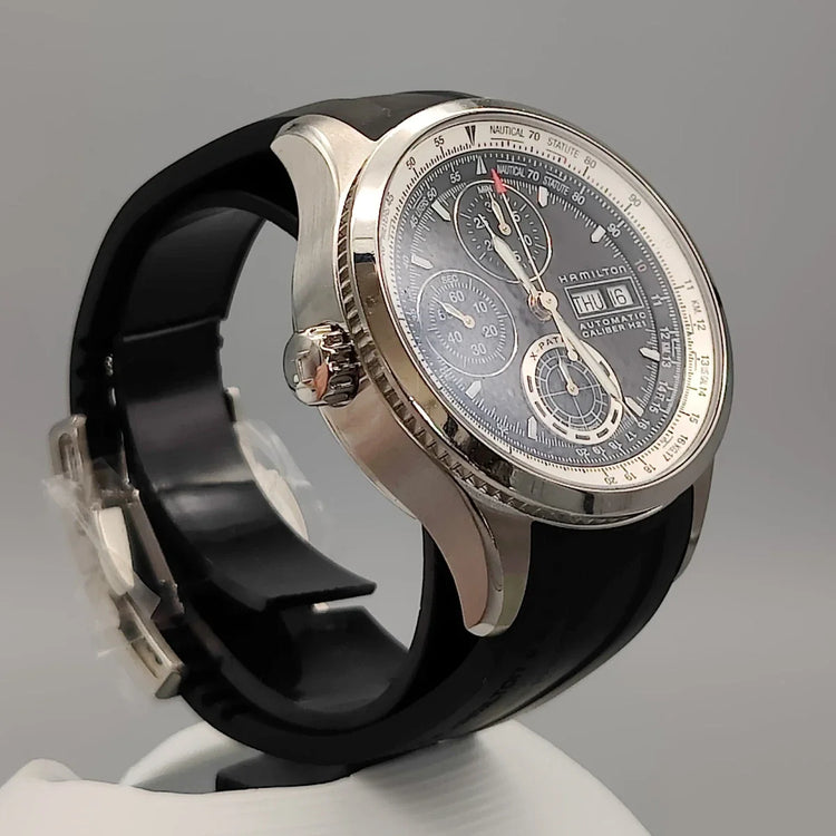 Couronne de la montre automatique Hamilton Khaki Aviation X-Patrol 2015, cadran noir. Détail vintage et qualité.