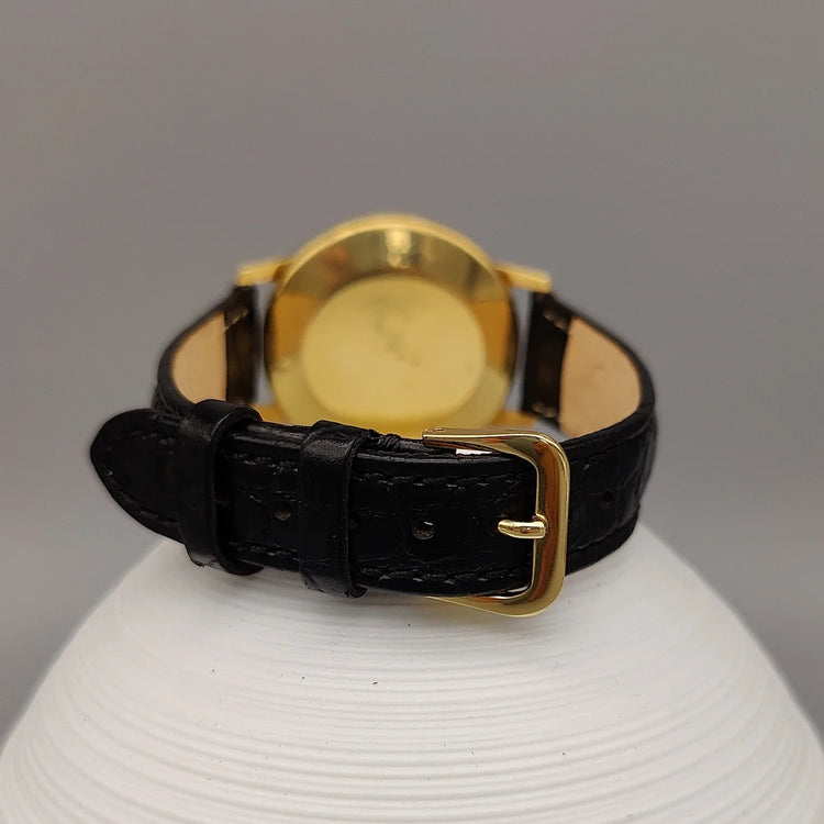 Jaeger-Lecoultre Classic Date 1970, montre vintage à cadran argenté, photo sur fond.