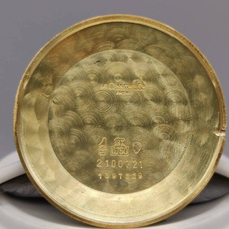 Montre Jaeger-LeCoultre Classic Date vintage (1970), cadran argenté 34mm, mouvement manuel, photo sur fond.