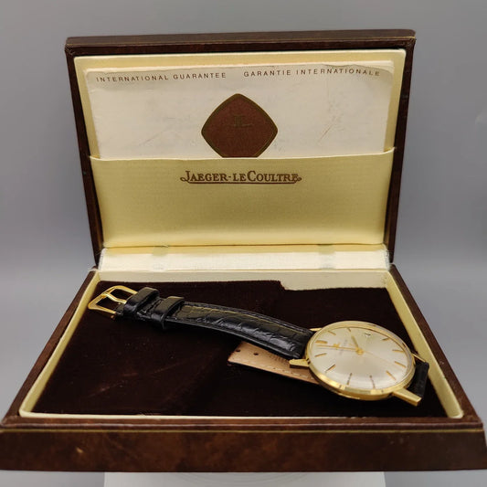 Vue détaillée de la lunette d'une montre Jaeger-Lecoultre Classic Date 1970, cadran argenté, mouvement manuel 34mm.