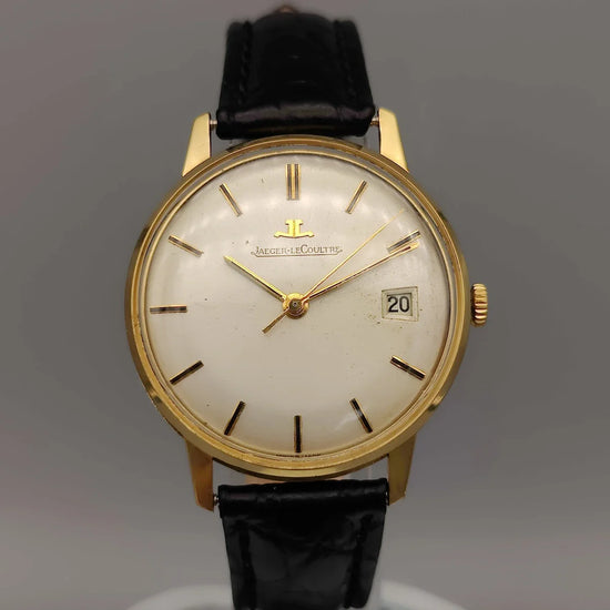 Vue du boîtier d'une montre Jaeger-LeCoultre Classic Date vintage de 1970, 34mm, cadran argenté. Élégance intemporelle.