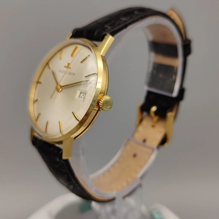 Montre vintage Jaeger-Lecoultre Classic Date 1970, vue de la couronne. Mouvement manuel, cadran argenté 34mm.