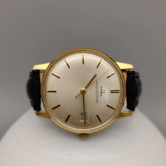 Vue cadran Jaeger-LeCoultre Classic Date 1970. Montre vintage manuelle 34mm au cadran argenté, élégance intemporelle.