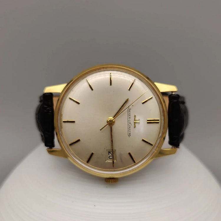 Vue cadran Jaeger-LeCoultre Classic Date 1970. Montre vintage manuelle 34mm au cadran argenté, élégance intemporelle.
