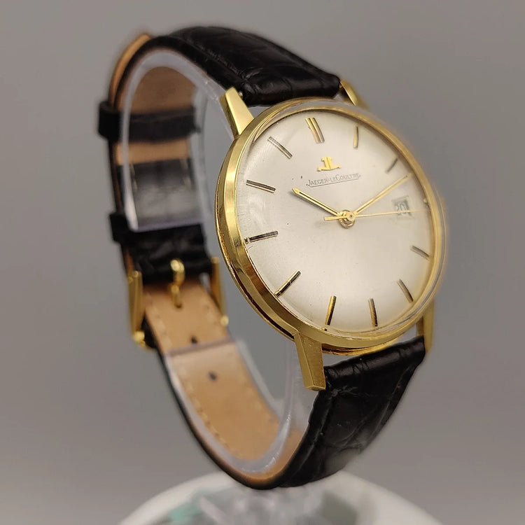 Vue rapprochée du verre d'une montre Jaeger-LeCoultre Classic Date vintage de 1970. Cadran argenté, mouvement manuel.
