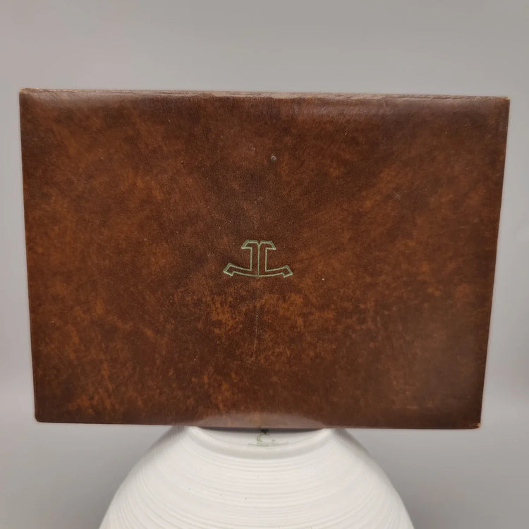 Montre Jaeger-Lecoultre Classic Date 1970, cadran argenté, en situation lifestyle. Élégance vintage.