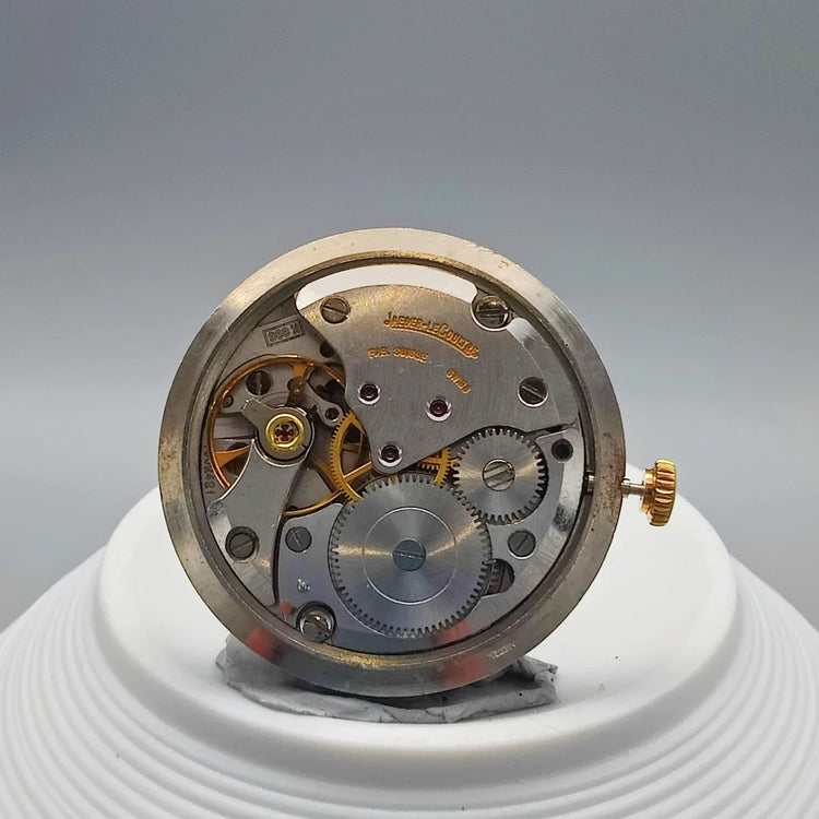 Vue détaillée du mouvement manuel d'une montre vintage Jaeger-Lecoultre Classic Date de 1970.