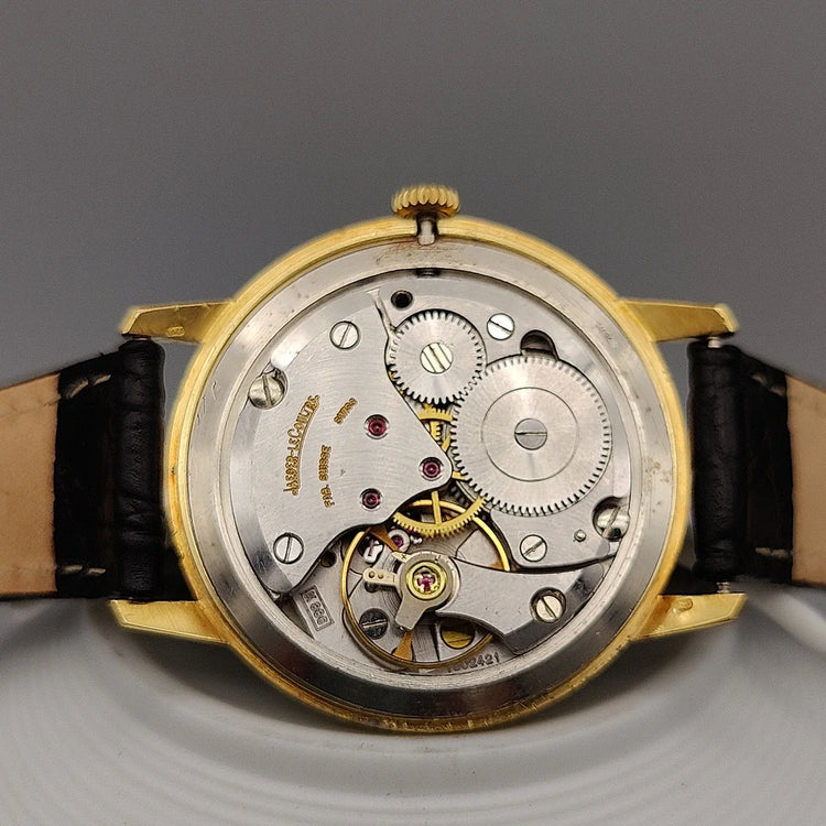 Mouvement manuel détaillé d'une montre Jaeger-LeCoultre Classic Date de 1970, un chef-d'œuvre de l'horlogerie vintage.