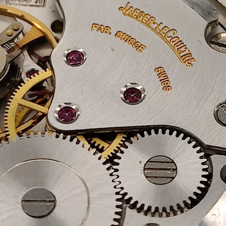 Mouvement manuel Jaeger-Lecoultre Classic Date 1970. Vue détaillée du calibre d'une montre vintage.