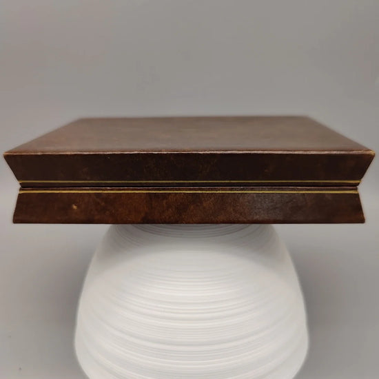 Montre Jaeger-Lecoultre Classic Date 1970 vintage, 34mm, cadran argenté, vue de profil.