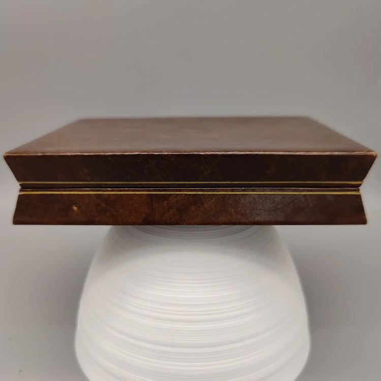 Montre Jaeger-Lecoultre Classic Date 1970 vintage, 34mm, cadran argenté, vue de profil.