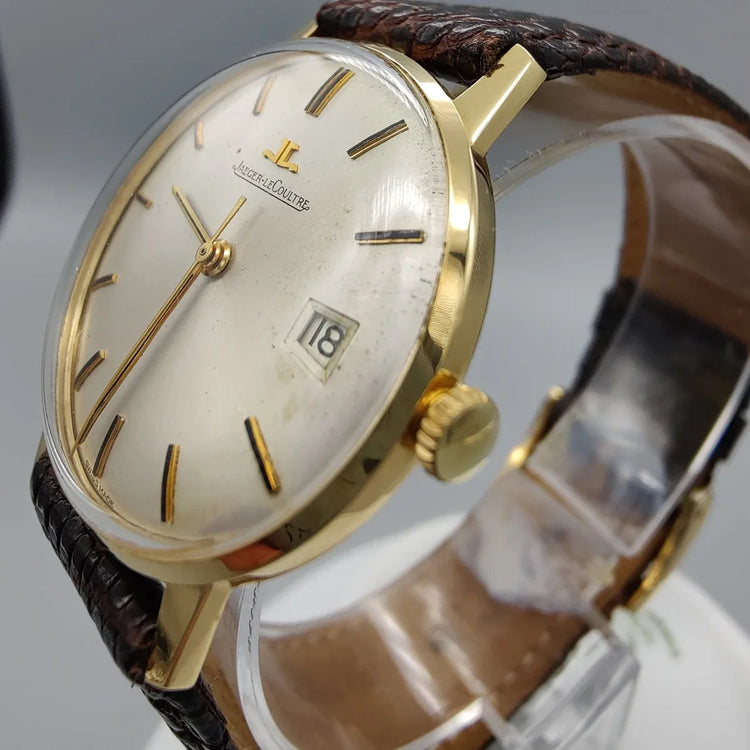 Détail de la couronne d'une montre automatique Jaeger-LeCoultre Classique vintage de 1980, cadran argenté.
