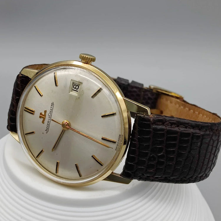 Détail de la couronne d'une montre Jaeger-Lecoultre Classique automatique vintage de 1980. Élégance intemporelle.
